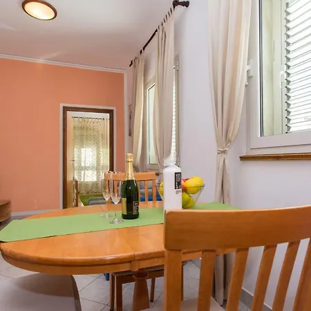 Apartamento Luka 2 *